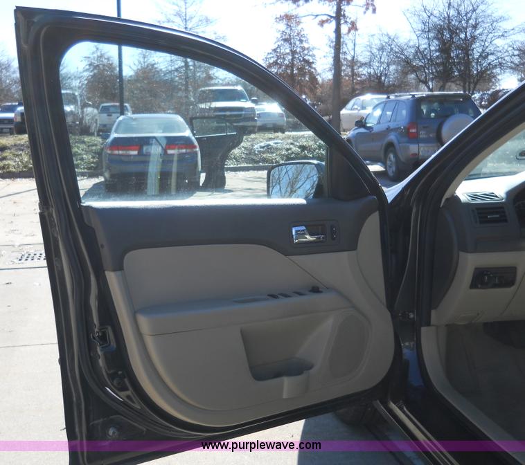 image for item 7780 2007 Ford Fusion SE