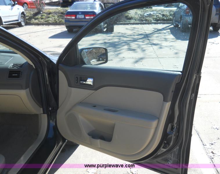 image for item 7780 2007 Ford Fusion SE