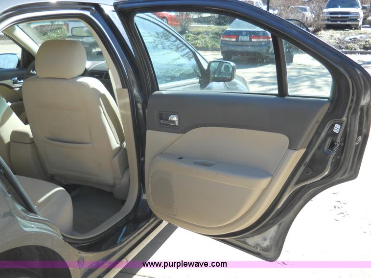 image for item 7780 2007 Ford Fusion SE