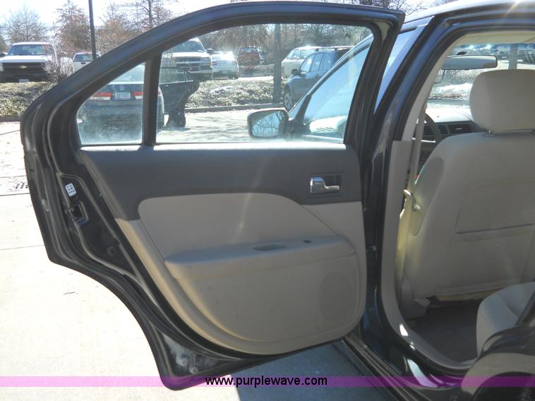 image for item 7780 2007 Ford Fusion SE