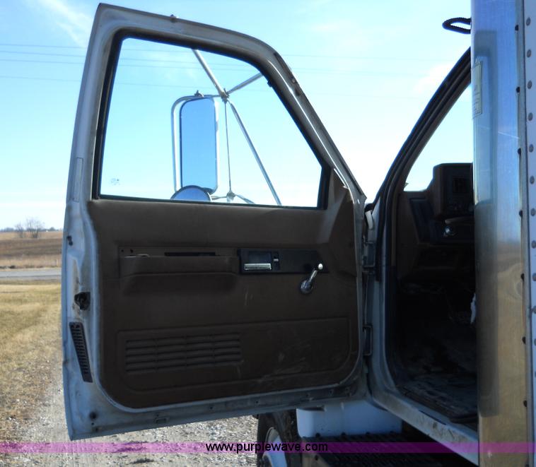 image for item 7821 1992 GMC Topkick insulated box truck