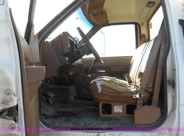 image for item 7821 1992 GMC Topkick insulated box truck