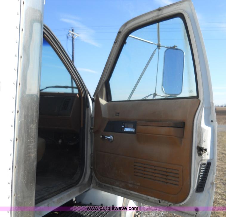 image for item 7821 1992 GMC Topkick insulated box truck