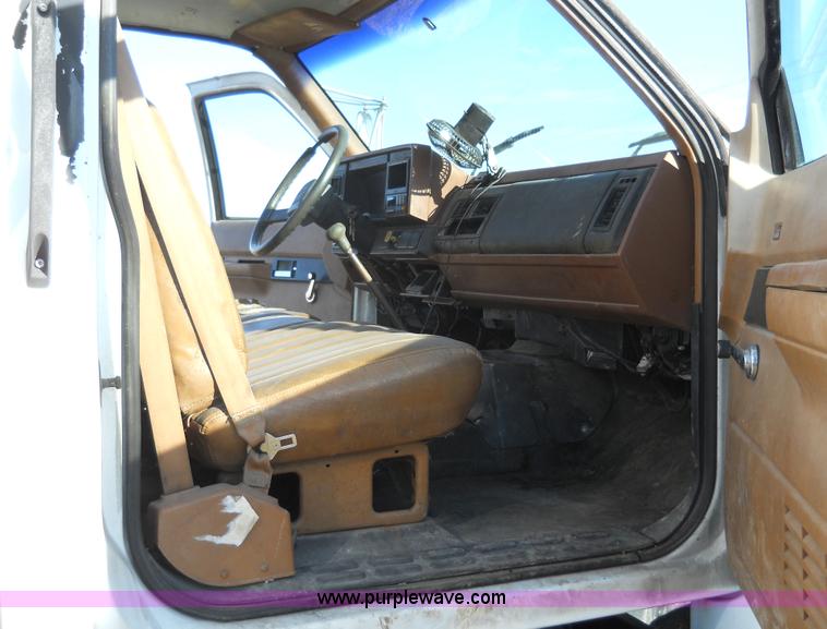 image for item 7821 1992 GMC Topkick insulated box truck