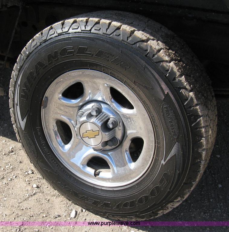 image for item 8219 2003 Chevrolet Silverado C1500 extended cab pickup truck