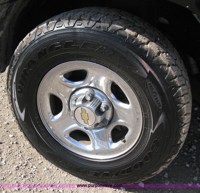 image for item 8219 2003 Chevrolet Silverado C1500 extended cab pickup truck