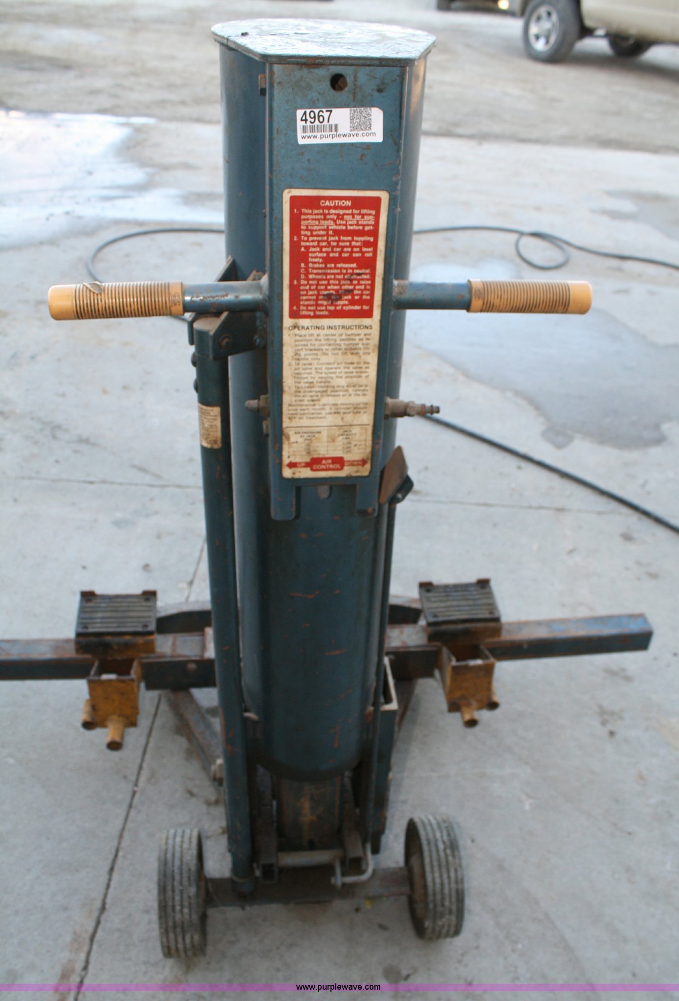 Walker 5,000 lb pneumatic bumper jack in Linwood, KS Item 4967 sold