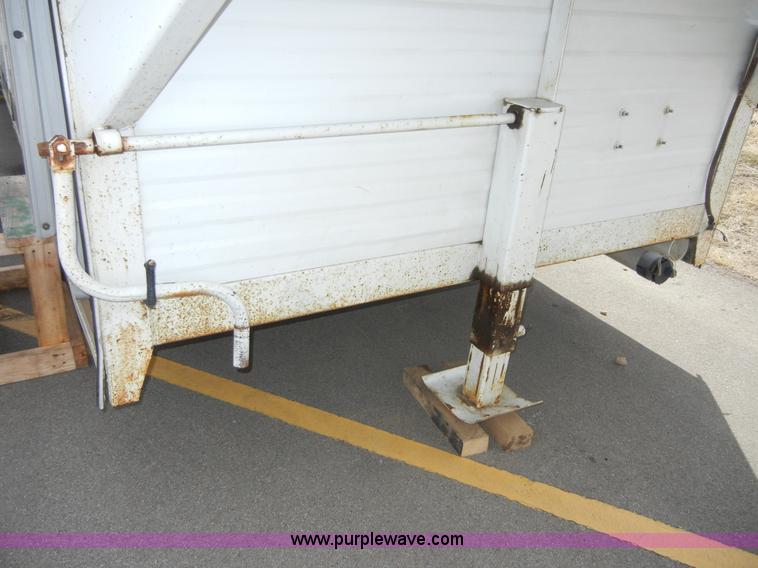 image for item 2191 1985 Lazy N 28' fifth wheel gooseneck horse trailer with living quarters