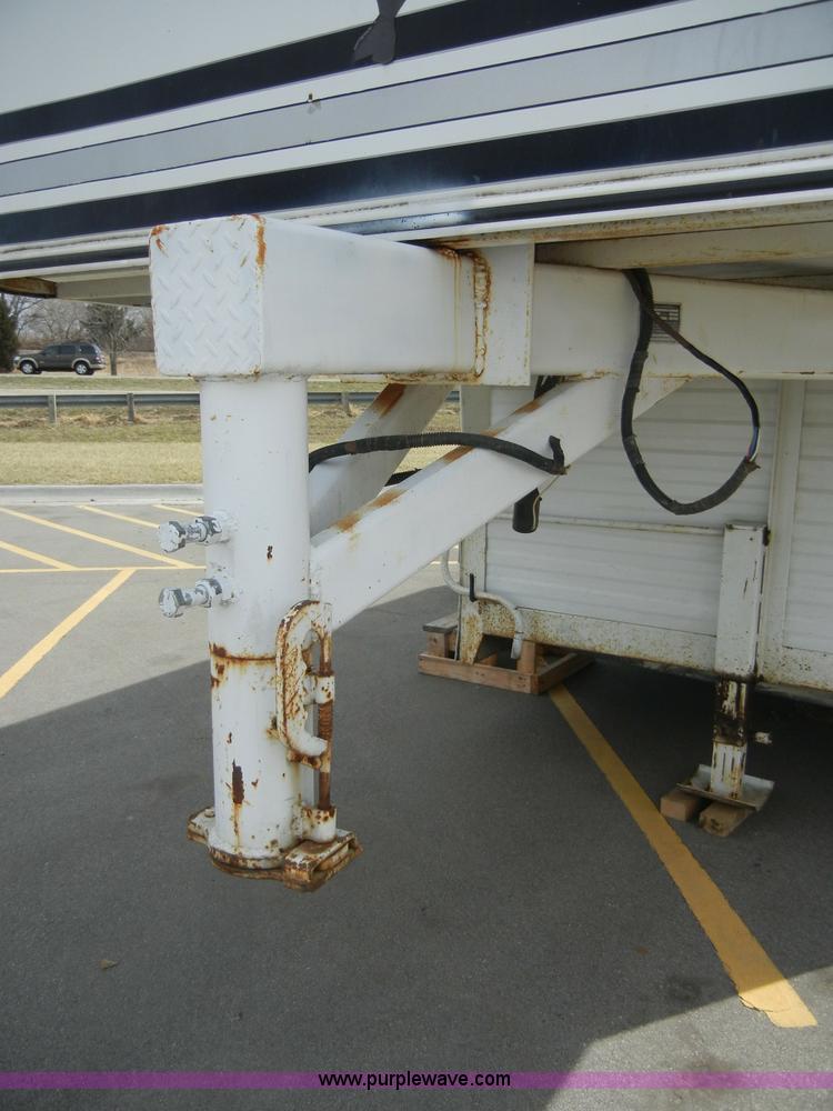 image for item 2191 1985 Lazy N 28' fifth wheel gooseneck horse trailer with living quarters