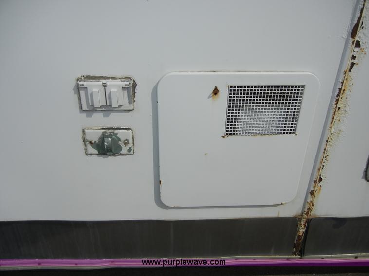 image for item 2191 1985 Lazy N 28' fifth wheel gooseneck horse trailer with living quarters