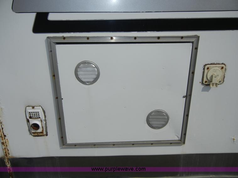 image for item 2191 1985 Lazy N 28' fifth wheel gooseneck horse trailer with living quarters