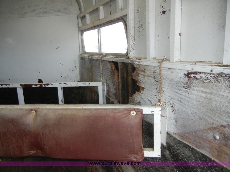 image for item 2191 1985 Lazy N 28' fifth wheel gooseneck horse trailer with living quarters