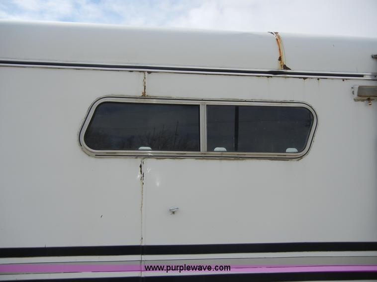 image for item 2191 1985 Lazy N 28' fifth wheel gooseneck horse trailer with living quarters