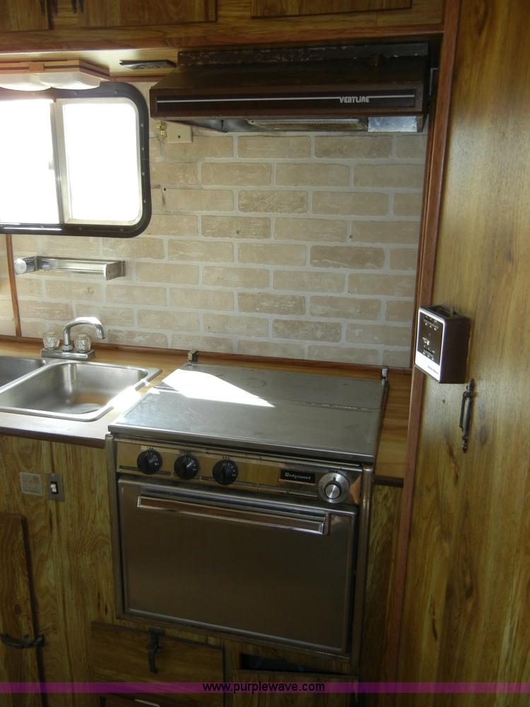 image for item 2191 1985 Lazy N 28' fifth wheel gooseneck horse trailer with living quarters