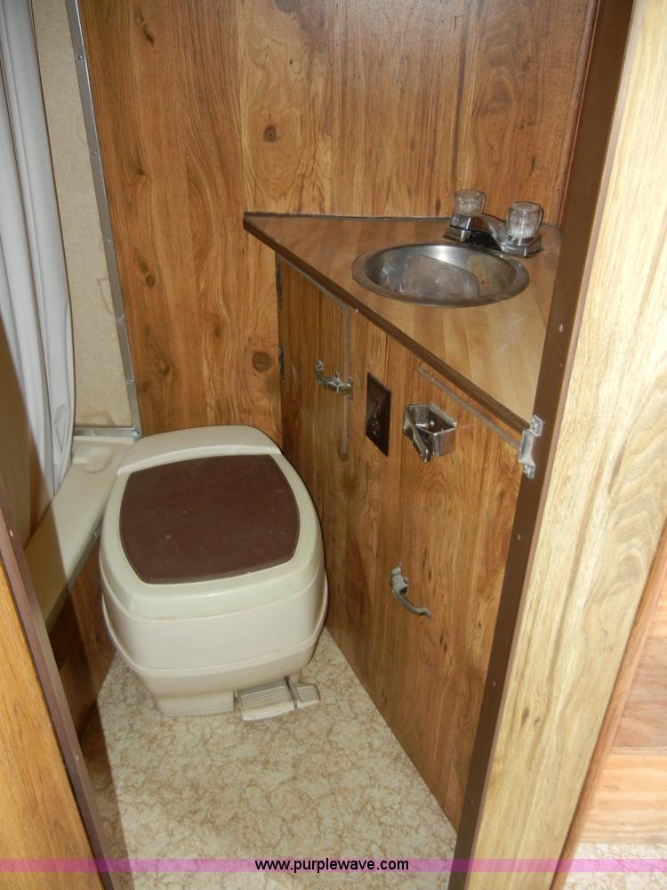 image for item 2191 1985 Lazy N 28' fifth wheel gooseneck horse trailer with living quarters