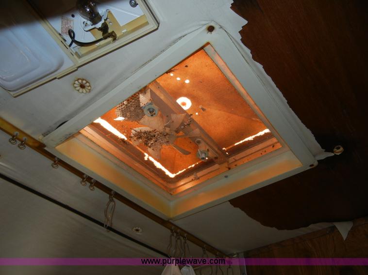 image for item 2191 1985 Lazy N 28' fifth wheel gooseneck horse trailer with living quarters