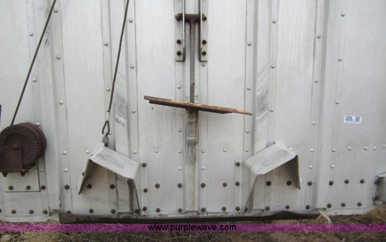 image for item 2994 1983 Merritt 48' cattle pot trailer