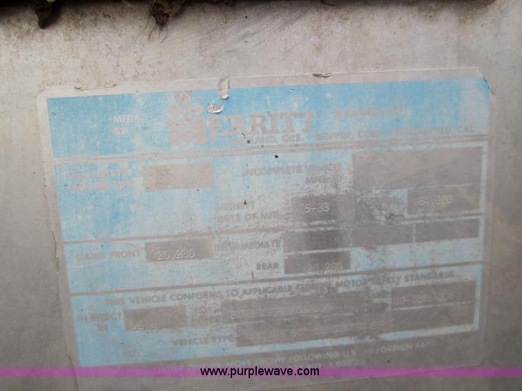 image for item 2994 1983 Merritt 48' cattle pot trailer