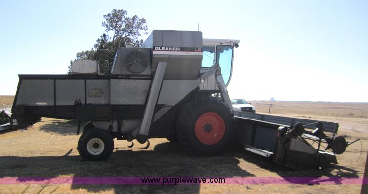 image for item 3001 1979 Gleaner L2 combine