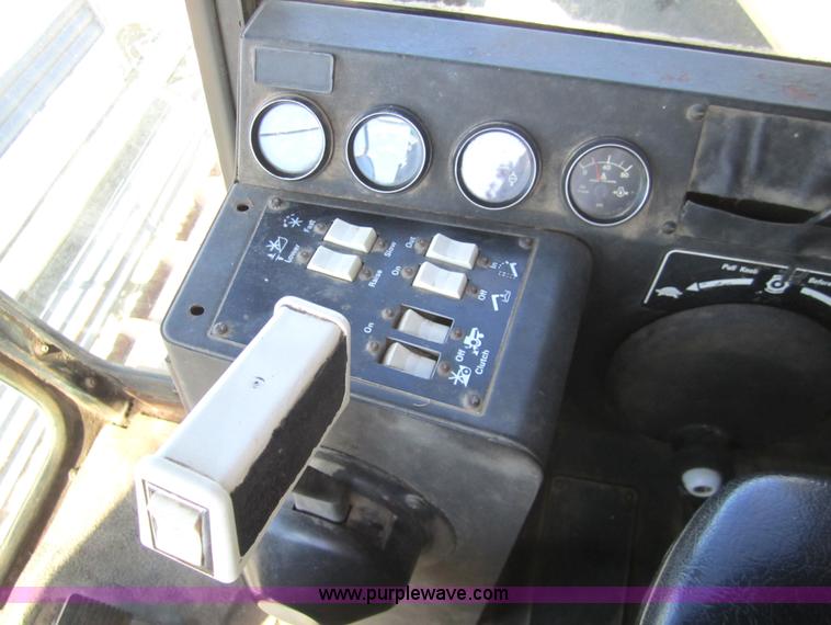 image for item 3001 1979 Gleaner L2 combine