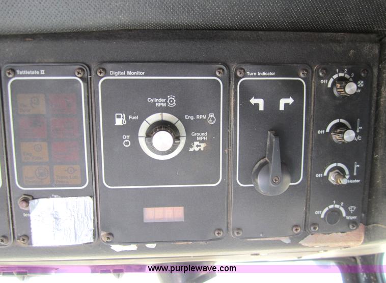 image for item 3001 1979 Gleaner L2 combine