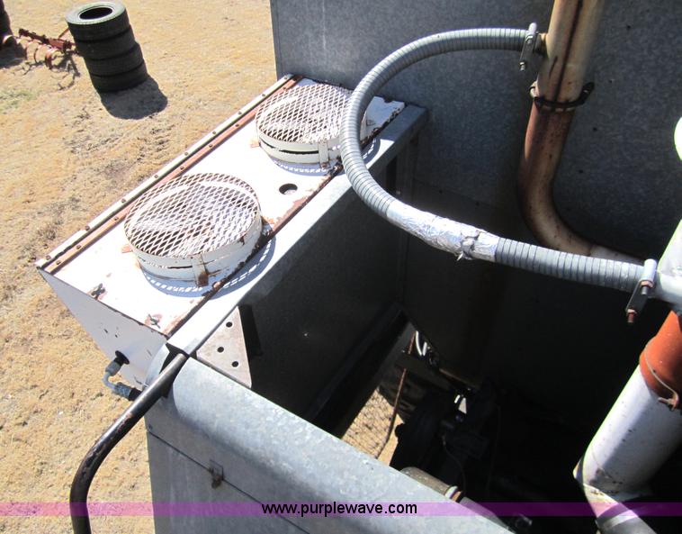 image for item 3001 1979 Gleaner L2 combine