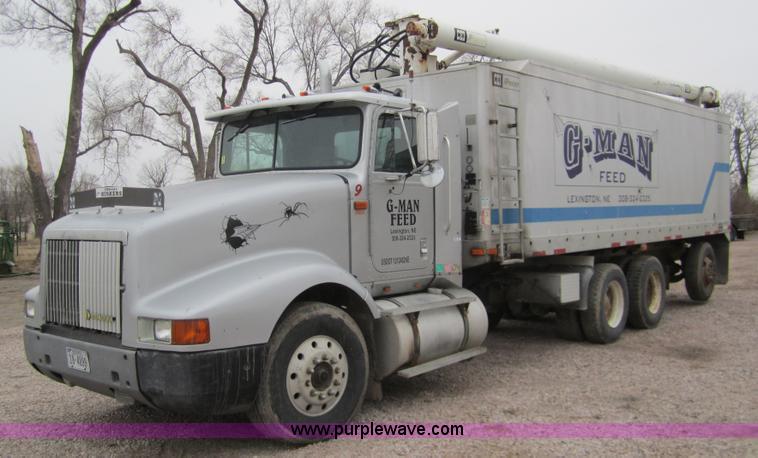 image for item 3020 1993 International 9400 feed truck
