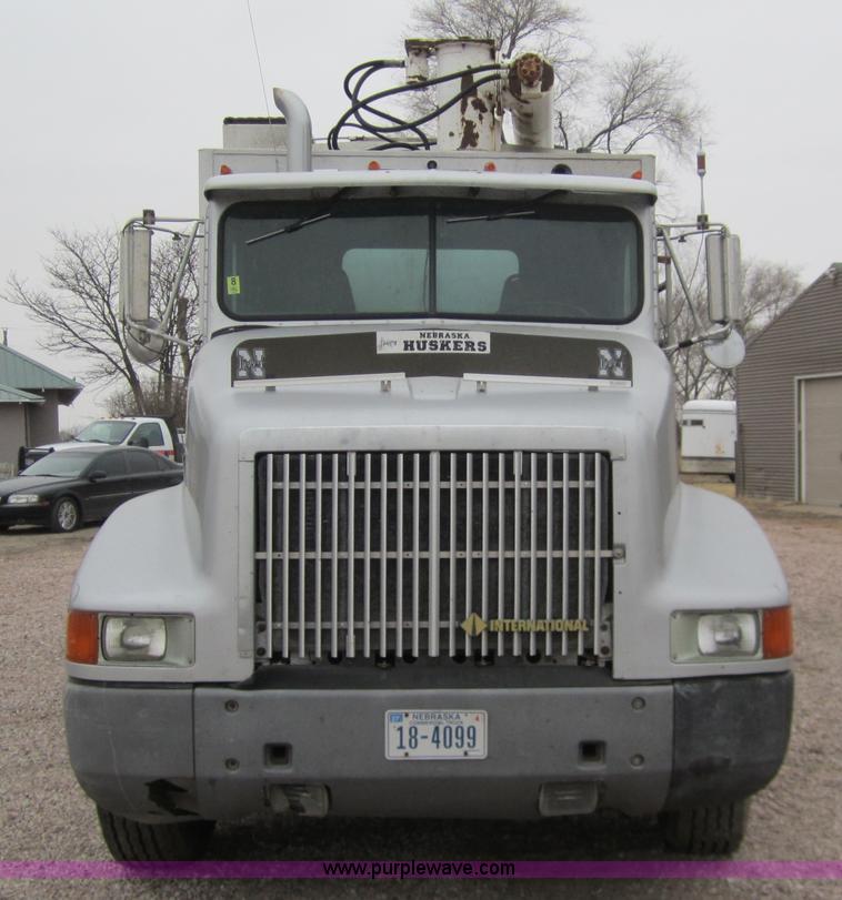 image for item 3020 1993 International 9400 feed truck