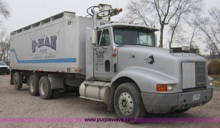 image for item 3020 1993 International 9400 feed truck