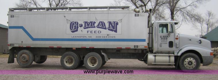 image for item 3020 1993 International 9400 feed truck