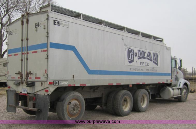 image for item 3020 1993 International 9400 feed truck