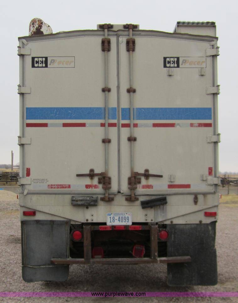 image for item 3020 1993 International 9400 feed truck