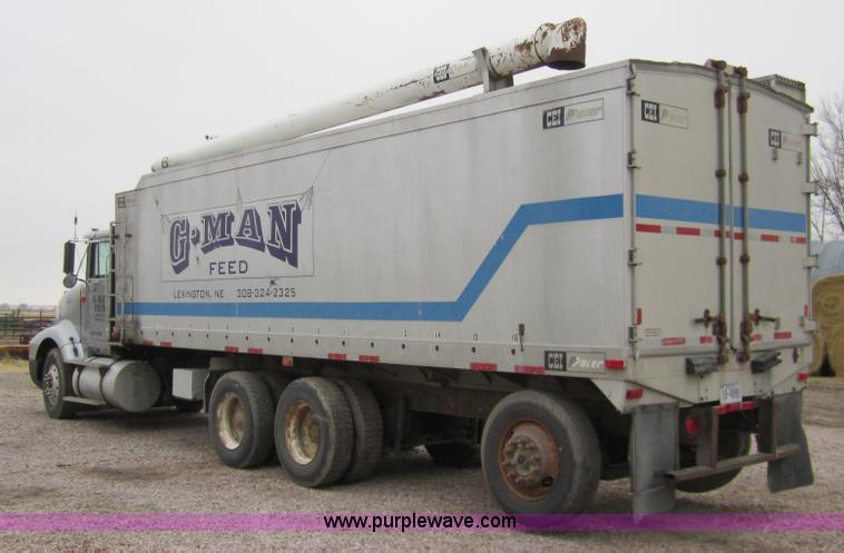 image for item 3020 1993 International 9400 feed truck