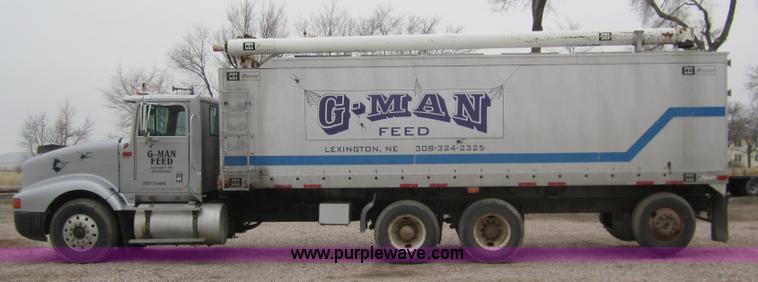 image for item 3020 1993 International 9400 feed truck