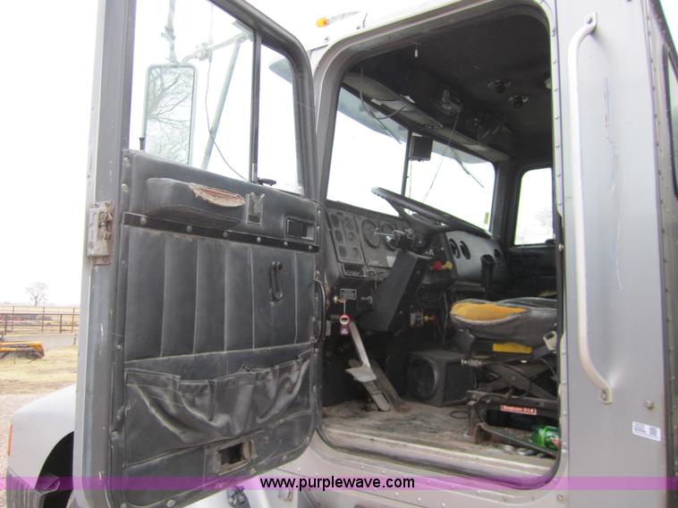 image for item 3020 1993 International 9400 feed truck