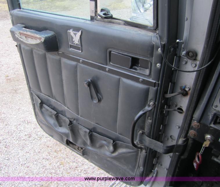 image for item 3020 1993 International 9400 feed truck