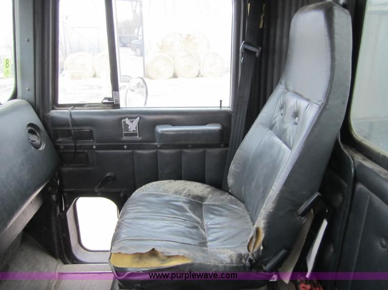 image for item 3020 1993 International 9400 feed truck