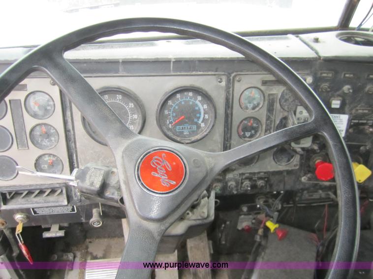 image for item 3020 1993 International 9400 feed truck