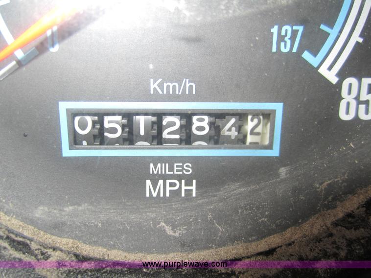 image for item 3020 1993 International 9400 feed truck