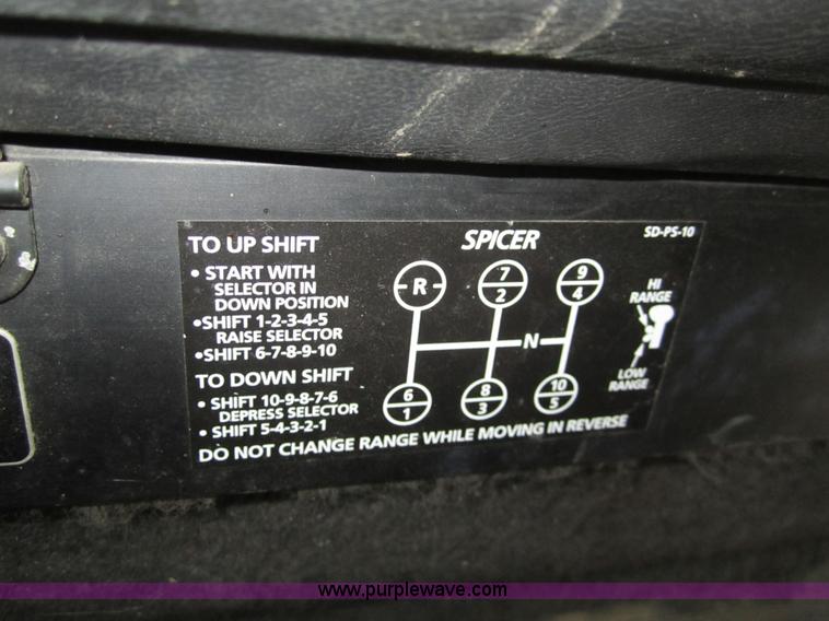 image for item 3020 1993 International 9400 feed truck