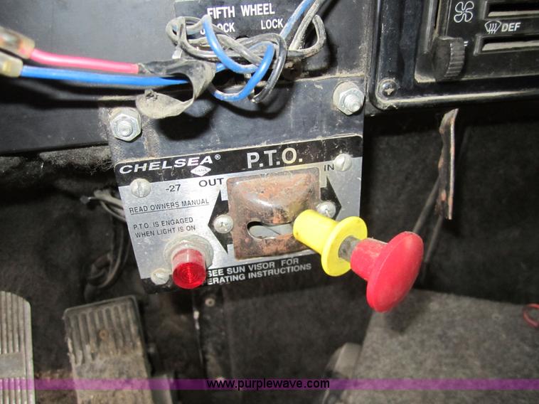 image for item 3020 1993 International 9400 feed truck