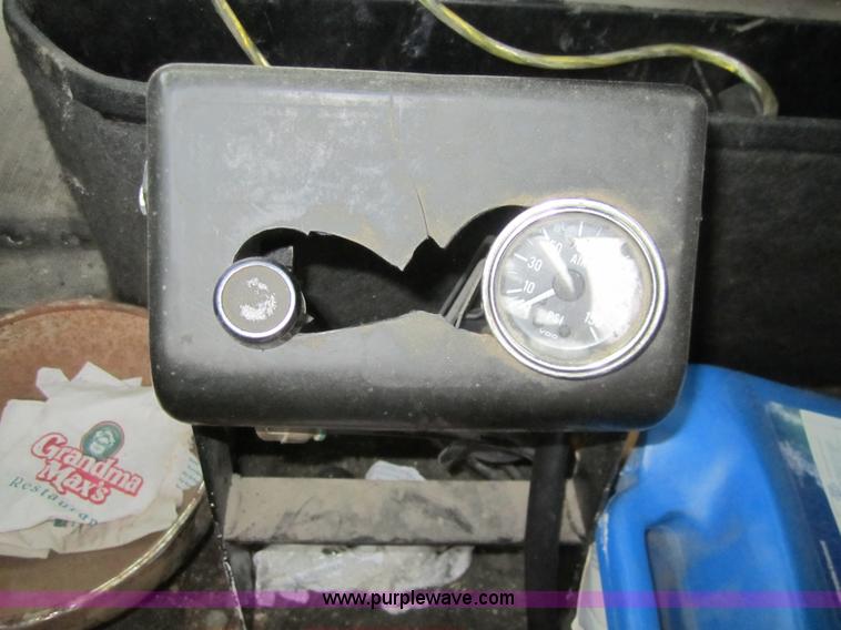 image for item 3020 1993 International 9400 feed truck