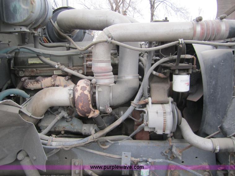 image for item 3020 1993 International 9400 feed truck