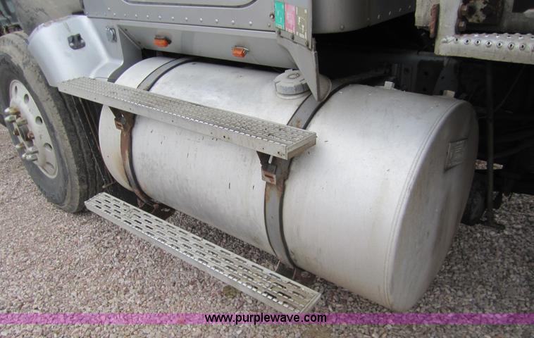 image for item 3020 1993 International 9400 feed truck