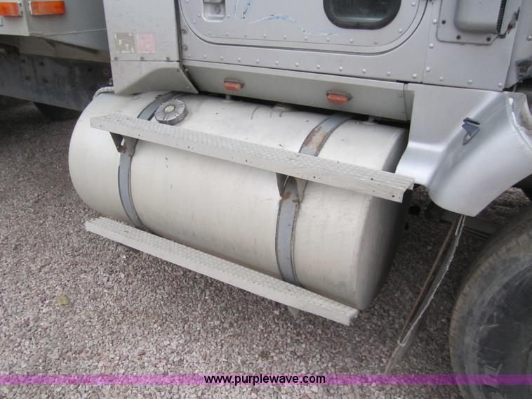 image for item 3020 1993 International 9400 feed truck