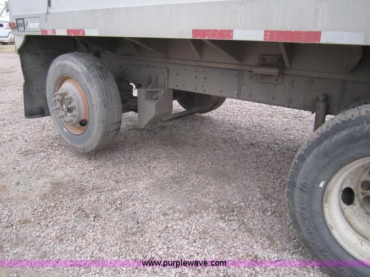 image for item 3020 1993 International 9400 feed truck
