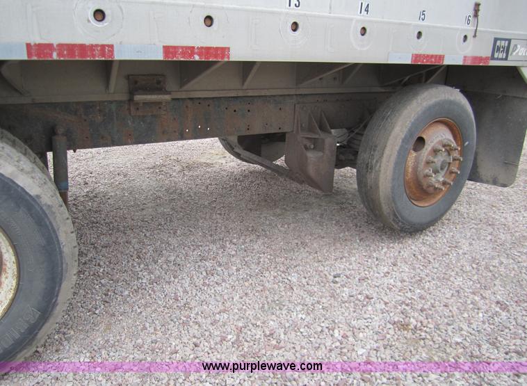 image for item 3020 1993 International 9400 feed truck