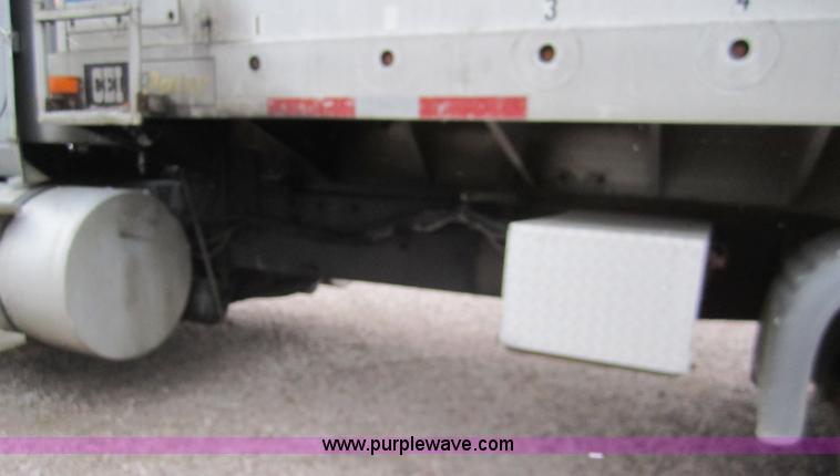 image for item 3020 1993 International 9400 feed truck