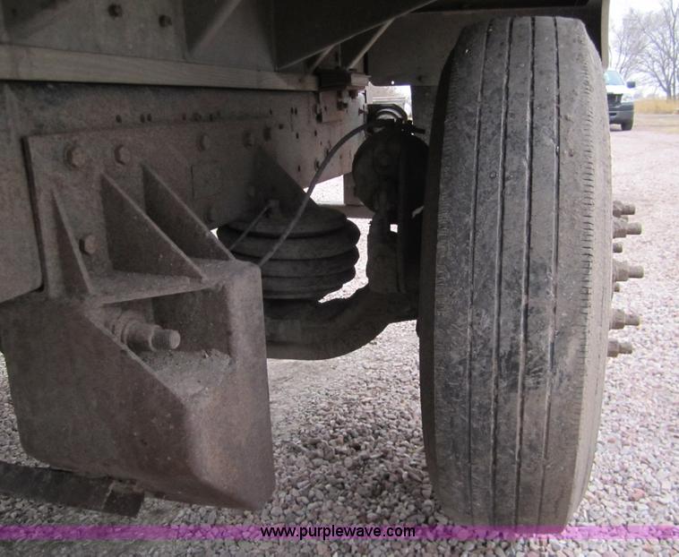 image for item 3020 1993 International 9400 feed truck