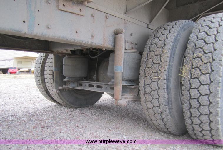 image for item 3020 1993 International 9400 feed truck